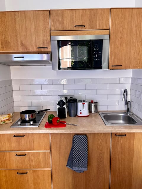 Coffee/tea facilities, Kitchen or kitchenette, stove, toaster