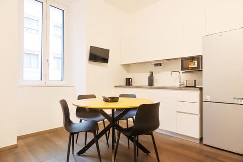 TV and multimedia, Kitchen or kitchenette, Dining area, oven, stove