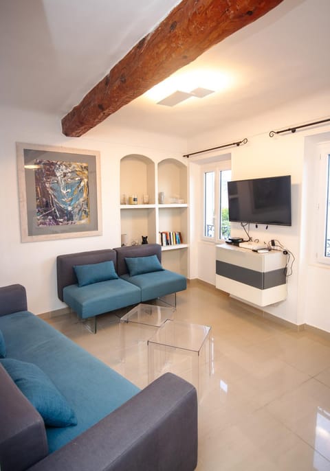 TV and multimedia, Kitchen or kitchenette, Living room, Seating area
