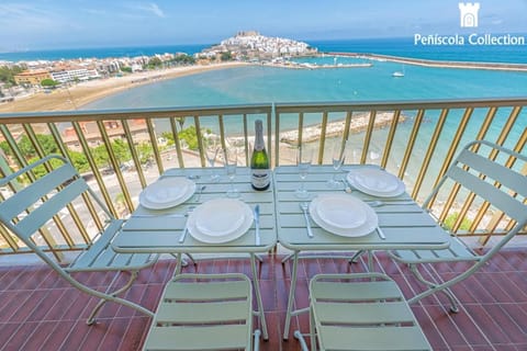 View (from property/room), Balcony/Terrace, Seating area, Dining area, Sea view