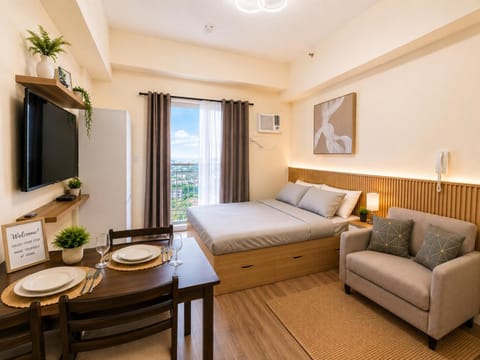 Bed, Living room, Photo of the whole room, Seating area, Bedroom