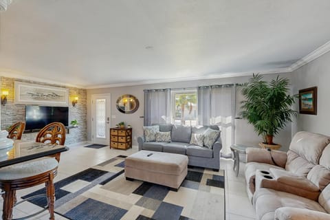 Paradise Palms House in Lochmoor Waterway