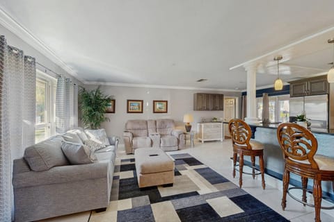 Paradise Palms House in Lochmoor Waterway