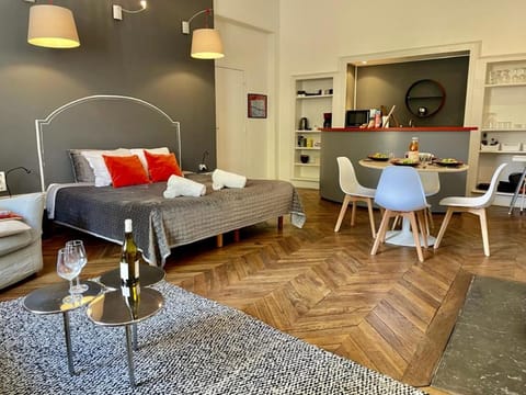 Bed, Dining area