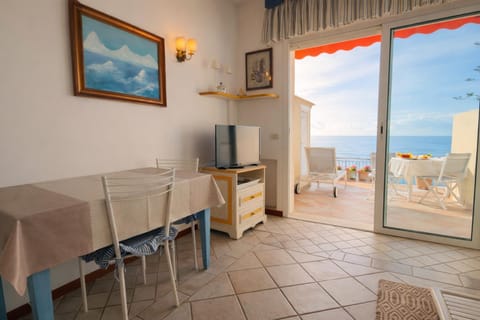 Communal lounge/ TV room, Natural landscape, TV and multimedia, View (from property/room), Balcony/Terrace, Kitchen or kitchenette, Living room, Seating area, Dining area, Evening entertainment, Sea view