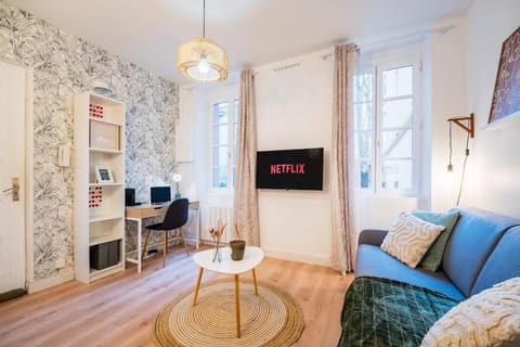 Bed, TV and multimedia, Living room, Photo of the whole room, Seating area, Bedroom