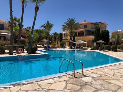 Property building, Pool view, Swimming pool, Swimming pool, sunbed