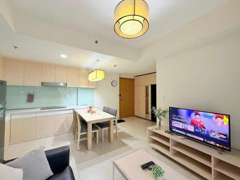 Communal lounge/ TV room, TV and multimedia, Kitchen or kitchenette, Living room, Seating area, Dining area, Evening entertainment