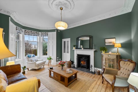 Living room, Seating area, fireplace
