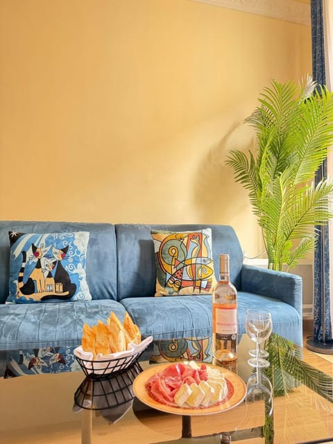 Living room, Food and drinks, Seating area