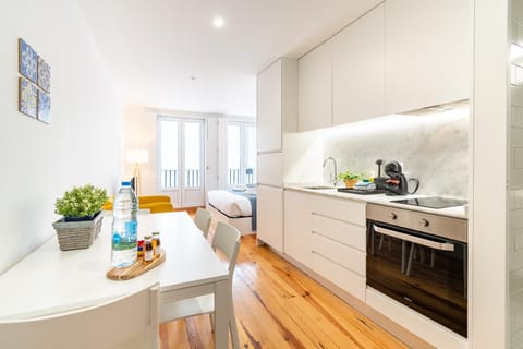 Coffee/tea facilities, Kitchen or kitchenette, Decorative detail, Dining area, oven, stove, toaster