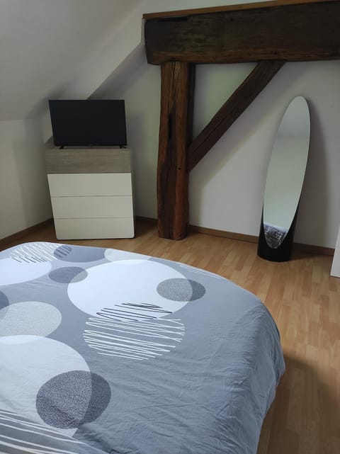 Bed, TV and multimedia, Bedroom