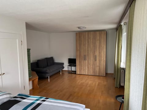 Bed, TV and multimedia, Living room, Photo of the whole room, Seating area, Bedroom, wardrobe