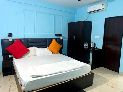Bed, Kitchen or kitchenette, Photo of the whole room, Bedroom