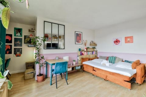 Stunning studio with terrace at the gates of Paris Apartment in Suresnes