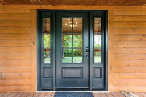 Furnace Mountain Retreat- Hot Tub, Fireplace, WiFi House in Kentucky