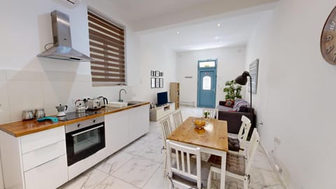 Kitchen or kitchenette, Living room, Seating area, Dining area, oven, stove