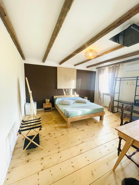 Bed, TV and multimedia, Bedroom