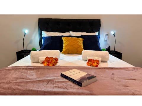 Bed, Decorative detail, towels