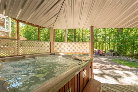 Majestic Lodge by Railey Vacations House in Deep Creek Lake