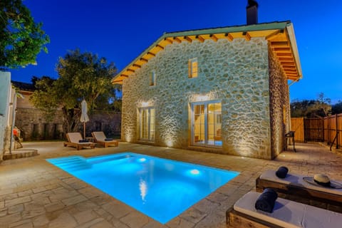 Shower, Night, Garden, Pool view, Area and facilities, Swimming pool, Swimming pool