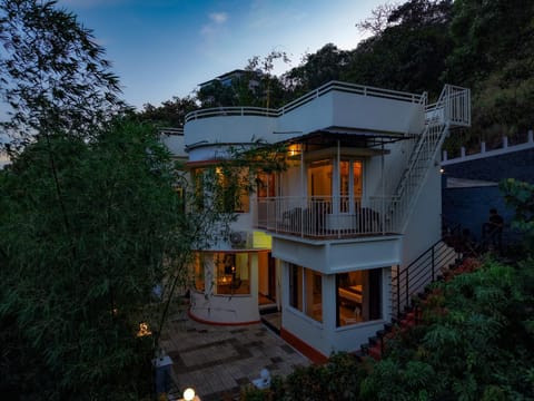 Property building, Garden, Balcony/Terrace, Garden view, Mountain view