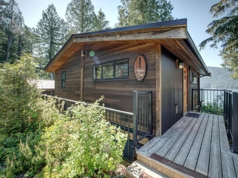 Hera's Cove - Oceanfront Oasis - Pet Friendly House in Cowichan Valley