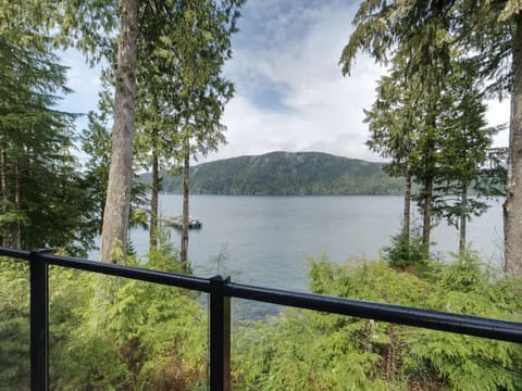 Hera's Cove - Oceanfront Oasis - Pet Friendly House in Cowichan Valley