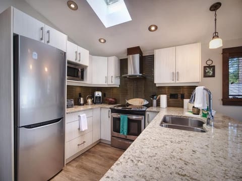 Hera's Cove - Oceanfront Oasis - Pet Friendly House in Cowichan Valley