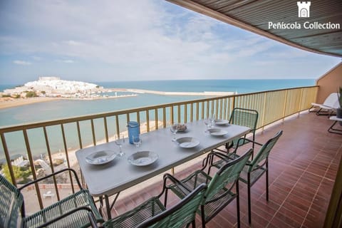 View (from property/room), Balcony/Terrace, Seating area, Dining area, Sea view