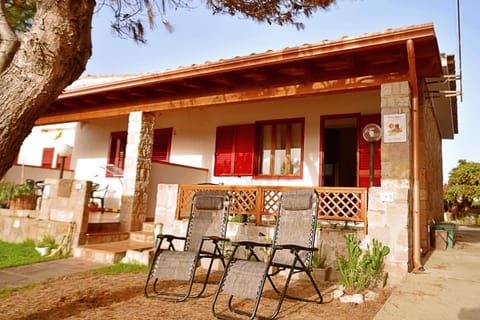 Property building, Balcony/Terrace, Dining area