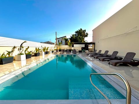Property building, Pool view, Pool view, Swimming pool, sunbed, sunbed
