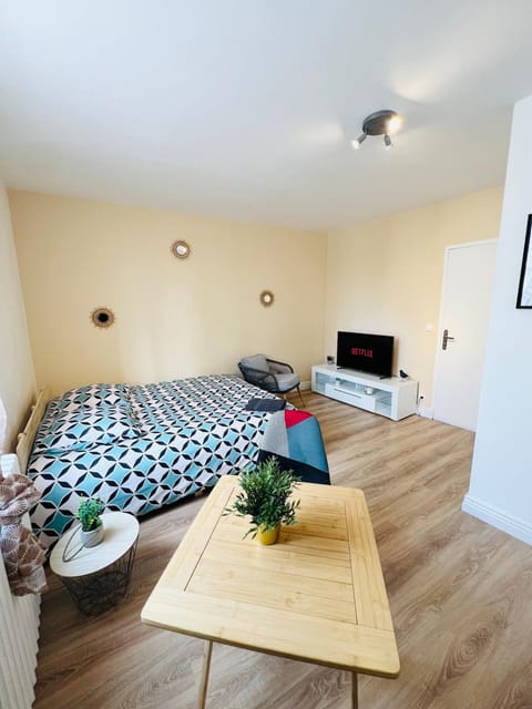 Bed, TV and multimedia, Bedroom