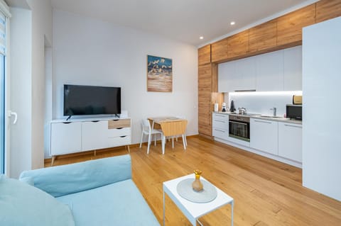 TV and multimedia, Kitchen or kitchenette, Living room, Seating area, Dining area, oven, stove