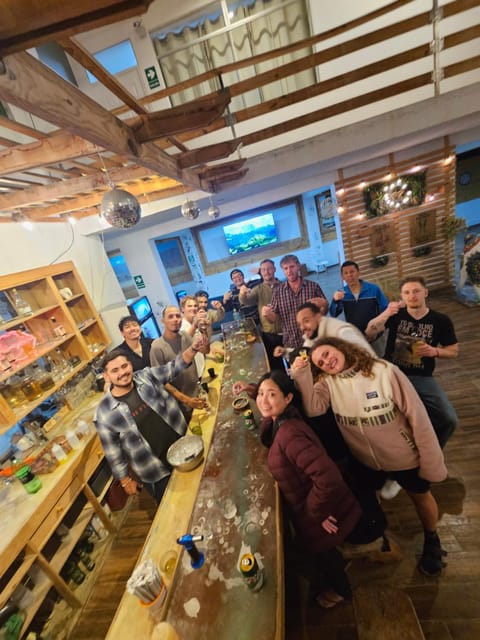 People, Lounge or bar, Food and drinks, Drinks, group of guests