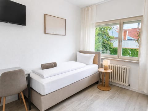 Bed, TV and multimedia, Photo of the whole room, Seating area, Bedroom