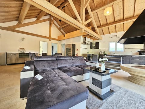 Communal lounge/ TV room, TV and multimedia, Kitchen or kitchenette, Living room, Seating area, Evening entertainment