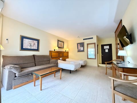 Bed, TV and multimedia, Living room, Photo of the whole room