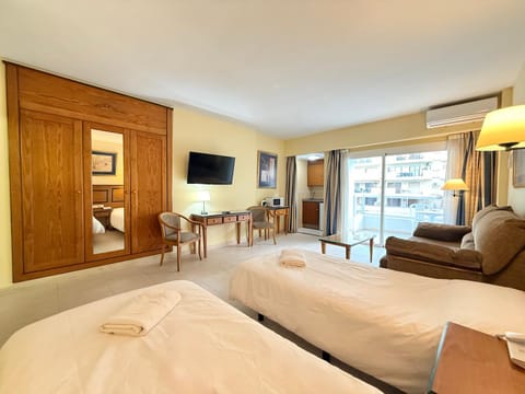 Bed, TV and multimedia, Living room, Photo of the whole room