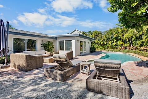 Property building, Patio, Day, Natural landscape, Summer, Garden, Seating area, Swimming pool, furniture