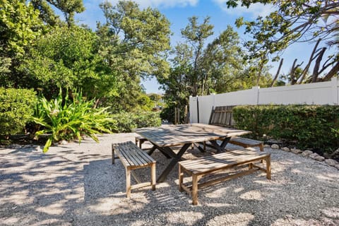 Patio, Day, Natural landscape, Garden, Seating area, Dining area, furniture