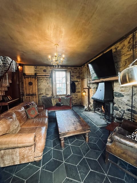 TV and multimedia, Living room, Seating area, Evening entertainment