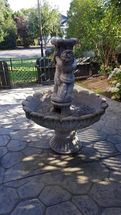 Clinker Cottage Garden Apartment - Free Breakfast! Apartment in Albany