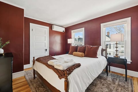 State St Parlor Walk Downtown Newly Designed House in Portsmouth