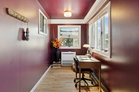 State St Parlor Walk Downtown Newly Designed House in Portsmouth