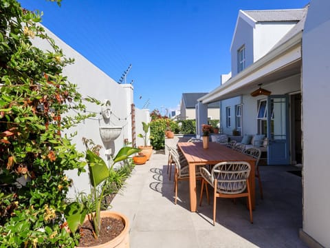 Property building, Patio, Garden, Balcony/Terrace, Seating area, Dining area, Garden view