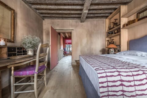 Spring, Day, Photo of the whole room, Decorative detail, Bedroom