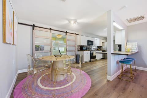 Pastel Palms - Sport Court - Pool - Hot Tub - Bar House in Bayshore Gardens