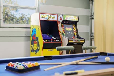 Pastel Palms - Sport Court - Pool - Hot Tub - Bar House in Bayshore Gardens