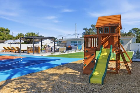 Pastel Palms - Sport Court - Pool - Hot Tub - Bar House in Bayshore Gardens